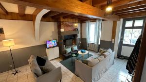 een woonkamer met banken en een televisie bij Villa Stella 8pers. La Bourboule in La Bourboule