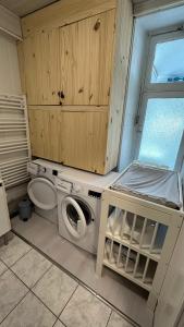 een badkamer met een wasmachine en een toilet bij Villa Stella 8pers. La Bourboule in La Bourboule