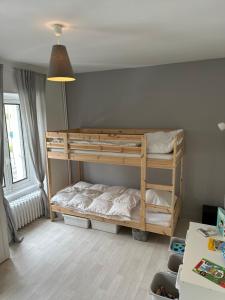 een slaapkamer met 2 stapelbedden in een kamer bij Villa Stella 8pers. La Bourboule in La Bourboule