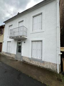 - un bâtiment blanc avec un balcon au-dessus dans l'établissement Villa Stella 8pers. La Bourboule, à La Bourboule