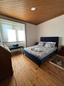 a bedroom with a bed and a window at Domus Vila Maria Douro in Castanheiro do Sul +15 photos