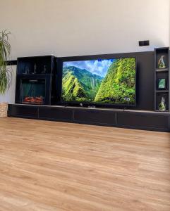 una grande TV a schermo piatto in soggiorno di MANGATA a Pale