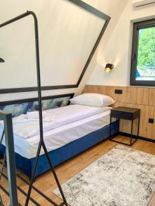 a small bedroom with a bed and a window at MANGATA in Pale