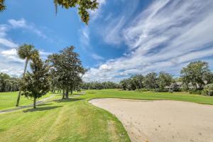 um bunker de areia num campo de golfe com árvores e uma estrada em Turnberry Village em Hilton Head Island