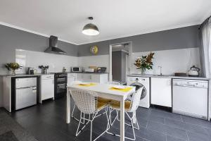Кухня или мини-кухня в Sunshine Cottage in Prime Mornington Location
