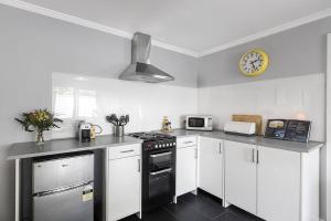 Una cocina o kitchenette en Sunshine Cottage in Prime Mornington Location