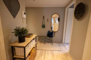 Un pasillo con una mesa y una silla en una habitación. en Leilighet Damsgård , nær sentrum, en Bergen
