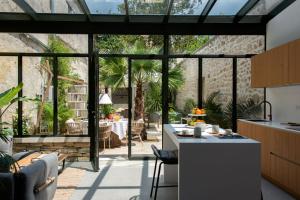 een keuken met een grote glazen deur naar een patio bij JK Moulin Paradou in Paradou