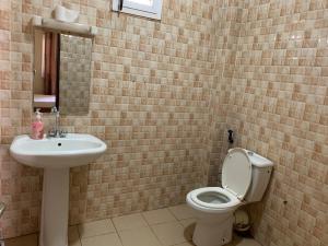 uma casa de banho com um WC e um lavatório em Meublé Diamniadio em Dakar