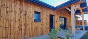 uma casa a ser construída com uma parede de madeira em Les Bord'Océanes Sauna & Spa Villa Marensine et Villa Oyat em Vielle-Saint-Girons