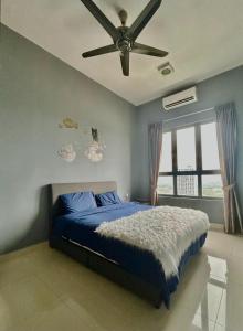 a bedroom with a bed with a ceiling fan at Modern Dpulze Soho fit 4pax,Netflix provided in Cyberjaya