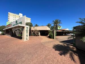 a building with a sign in the middle of a driveway at Premier Garden Hotel in José Bonifácio