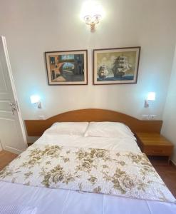 un letto in una camera da letto con tre immagini sul muro di Hotel Resi a Roma