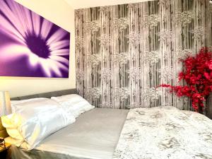 ロンドンにあるComfy Double bedroom with a Private Toiletの紫と白の壁のベッドルーム1室