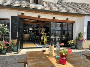 un magasin de vins avec une table et un verre de vin dans l'établissement Csello Mühle, à Oslip