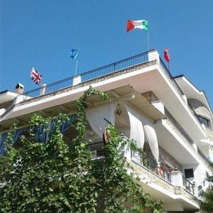 een gebouw met vlaggen erop bij Hotel Villa Stone Dream Bar Restaurant in Pogradec