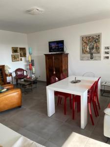 - un salon avec une table et des chaises blanches dans l'établissement Metz Appartement F3 de 74 m2, à Metz