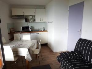 a small kitchen with a table and a couch at Paradiski ski au pied vallandry in Landry