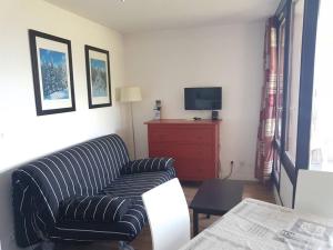 a living room with a couch and a tv at Paradiski ski au pied vallandry in Landry