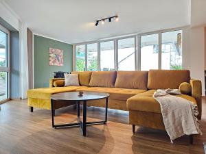 ein Wohnzimmer mit einem Sofa und einem Tisch in der Unterkunft Ara - Loft, Big Terrace, BBQ, Tischkicker, PS4, Stream in Marburg an der Lahn