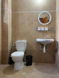 uma casa de banho com um WC e um lavatório em Costa residence em Ashdod