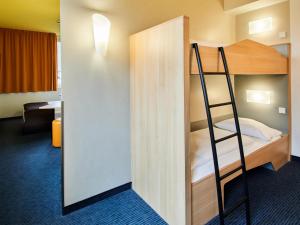 美茵河畔法蘭克福的住宿－B&B HOTEL Frankfurt-Hbf，客房内的双层床,带梯子