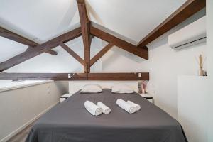 een slaapkamer met een bed en 2 witte handdoeken bij Hypercentre 5mn, Palais, Plages, Croisette, Suquet - AY in Cannes