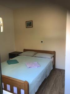 1 dormitorio con 1 cama con 2 toallas en Apartment Lavanda, en Zadar