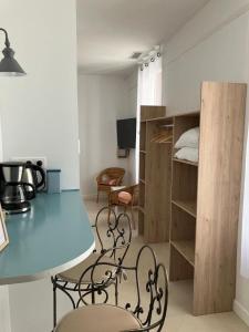 une pièce avec une table et des chaises et une chambre dans l'établissement Appartement calme centre ville à 80m des Halles, à Narbonne