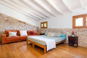 1 dormitorio con 1 cama y 1 sofá en YourHouse Es Fiters, en Muro