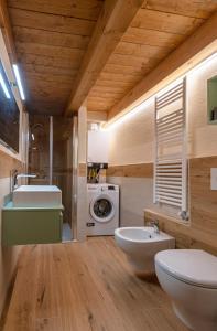 a bathroom with two sinks and a washing machine at Maison Marcoz - Appartamenti vacanze in Etroubles