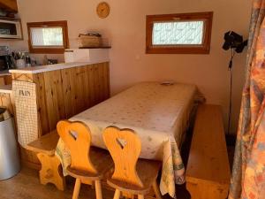 a small bedroom with a table and two chairs at Paradiski proche vanoise express plan peisey in Peisey-Nancroix