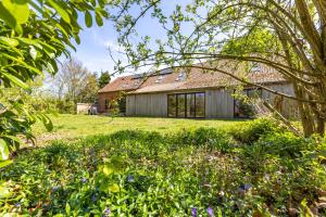 ein Bild von einem Haus mit Garten in der Unterkunft Villa Vigor in Peer
