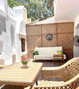 Duplex Casa uso esclusivo Wi-Fi e spiaggia vicino في شرم الشيخ: فناء مع أريكة وطاولة وكراسي