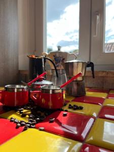 - un comptoir de cuisine avec des casseroles et des poêles sur une cuisinière dans l'établissement La Finestra sul Cielo, à San Benedetto del Tronto