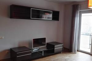 uma sala de estar com uma televisão de ecrã plano na parede em Wonderful apartment for Families and more em Riga