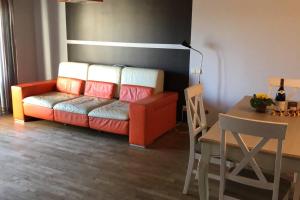 uma sala de estar com um sofá e uma mesa em Wonderful apartment for Families and more em Riga