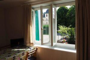 ラ・ブルブールにあるAppartement d'une chambre avec vue sur la ville jardin clos et wifi a La Bourbouleの通りの景色を望むベッドルームの窓