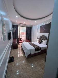 1 dormitorio con 1 cama, 1 mesa y 1 silla en New Sun Hotel en Hanoi