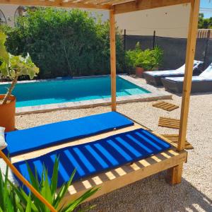 アルテアにあるCasa Eline de Lujo Casco Antiguo Altea piscina privada y jardinのスイミングプールの横に青いベッド