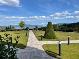 un parc avec un chemin dans l'herbe dans l'établissement SP resort - Peter Sagan, à Žilina