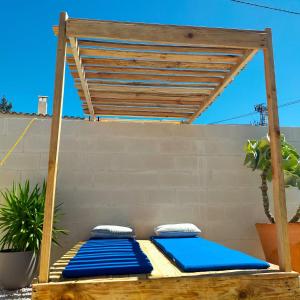 2 letti su un patio con pergolato in legno di Casa Eline de Lujo Casco Antiguo Altea piscina privada y jardin ad Altea
