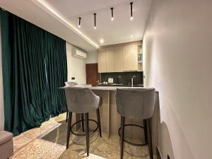 Kuchnia lub aneks kuchenny w obiekcie Qlets Privé