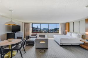 een hotelkamer met een bed en een woonkamer bij Hilton Washington DC Capitol Hill in Washington