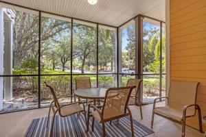 un porche cubierto con mesa y sillas en Bahama Bay, Davenport, Florida Oversize 2 Br condo en Kissimmee
