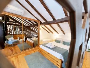 ein Schlafzimmer mit einem Bett und einem Stuhl in einem Zimmer in der Unterkunft FeelCoimbra Mondego Views in Coimbra