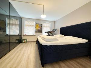 Schlafzimmer mit einem Bett und einer Glasdusche in der Unterkunft Aalborg city center newly renovated house in Aalborg