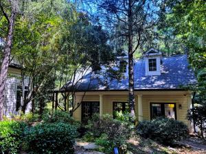 una casa en el bosque con árboles en Elegant Guest Studio in Upscale Community en Covington