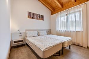 sypialnia z łóżkiem i oknem w obiekcie Agriturismo Bocca Nevese Betulla w mieście Pieve