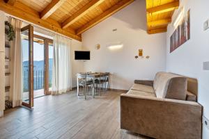 salon z kanapą i stołem w obiekcie Agriturismo Bocca Nevese Betulla w mieście Pieve